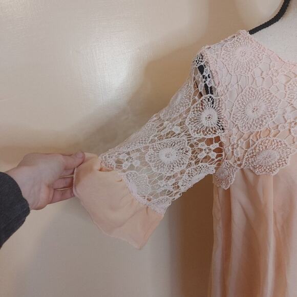 Simply Couture Pale Pink Blouse Size Medium M Lace Crocket Short Sleeve Sheer - Picture 14 of 15